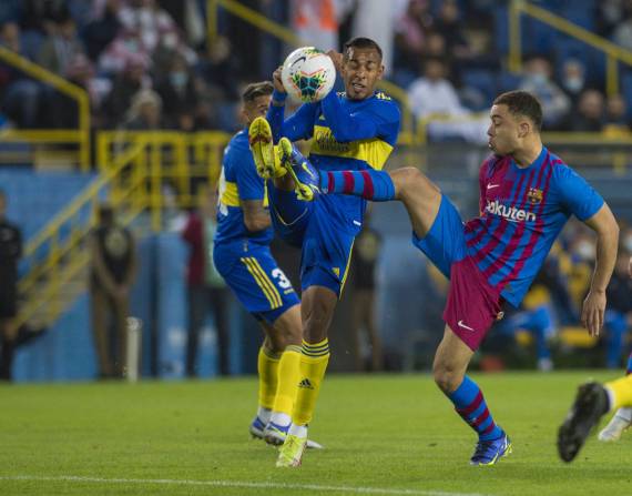 Sergiño Dest del Barcelona disputa un balón con Sebastián Villa de Boca Juniors.
