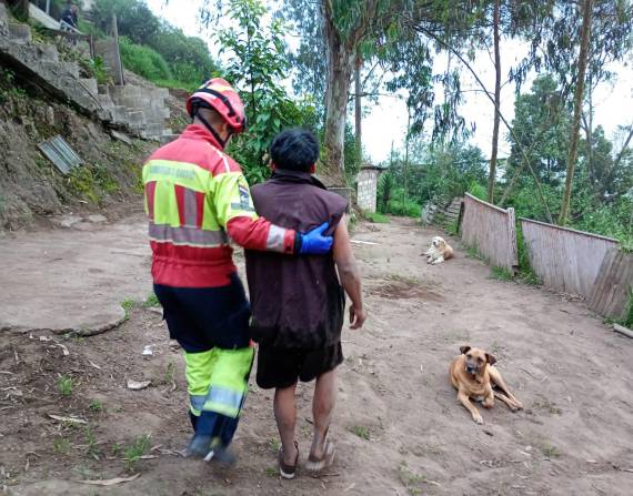Imagen de un hombre rescatado tras caer a una quebrada en La Quintana, norte de Quito, este domingo 1 de junio.