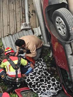 Un auto cayó sobre el techo de una vivienda al sur de la capital