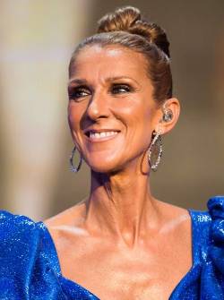 Céline Dion felicita a sus seguidores vestida de El Grinch.