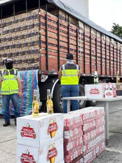 Imagen de agentes del Servicio Nacional de Aduanas con un cargamento de cervezas.