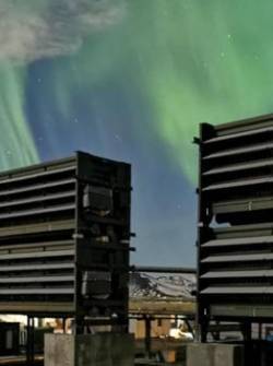 A través de ventiladores gigantes que parecen aires acondicionados, Climework retira 4.000 toneladas de CO₂ de la atmósfera al año.