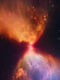 Las protoestrellas están rodeadas de nubes de material que alimentan su crecimiento.