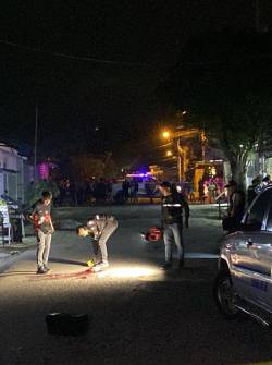 Policías levantan indicios tras un crimen.