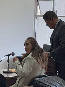 Tannya Varela y su abogado antes de la audiencia de formulación de cargos.