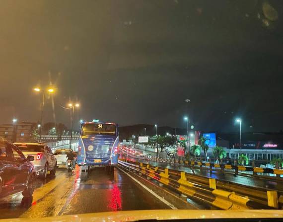 La intensa lluvia y la marea alta causó complicaciones en el tráfico en Guayaquil