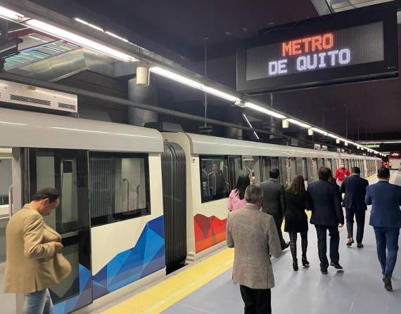 Los usuarios visitan lasestaciones del Metro como parte de la fase de inducción estática.