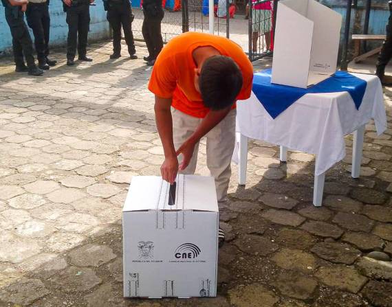 Una persona privada de la libertad sufraga.