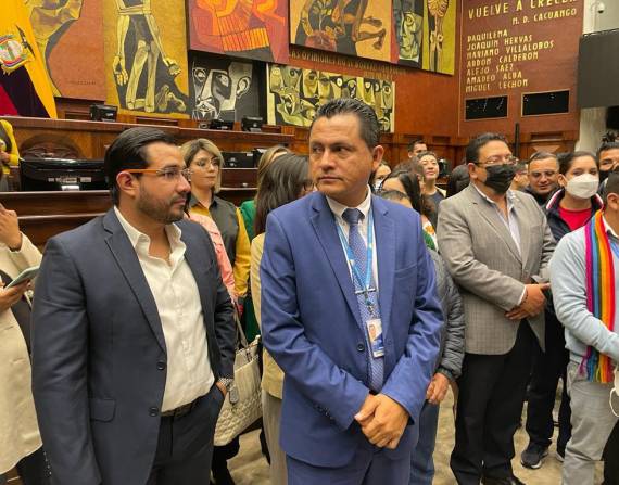 Darwin Pereira (traje azul) es uno de los asambleístas expulsados de Pachakutik.