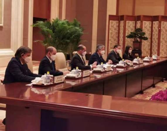 Guillermo Lasso (c.) junto a ministros de su gobierno durante reunión con autoridades del gobierno chino.