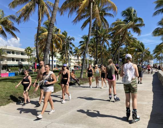 Miami Beach.- Varios jóvenes caminan por la calle Ocean Drive este sábado, durante el Spring Break.