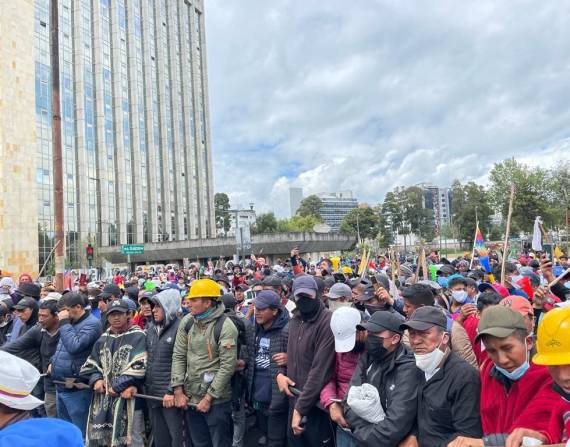 Concentración de manifestantes en el norte de Quito, a la altura del Ministerio de Agricultura.
