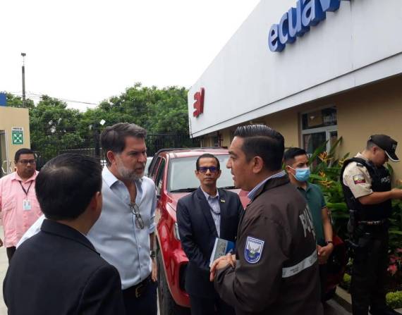 El gobernador de la provincia, Francesco Tabacchi y la Policía acudió a Ecuavisa, luego de que un artefacto explosivo detonó la mañana de este lunes 20 de marzo dentro de las instalaciones.