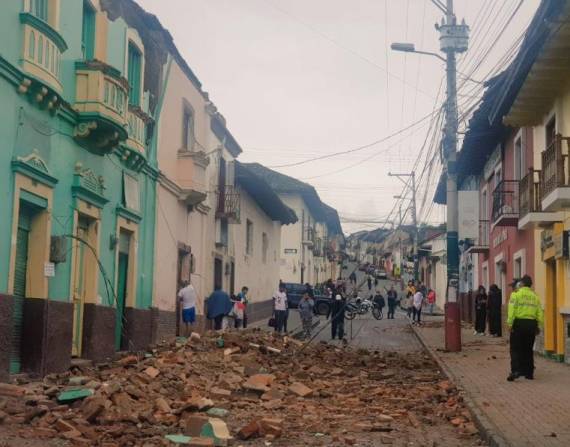 Personal de la Policía Nacional evalúa los daños tras el sismo en la provincia del Carchi.