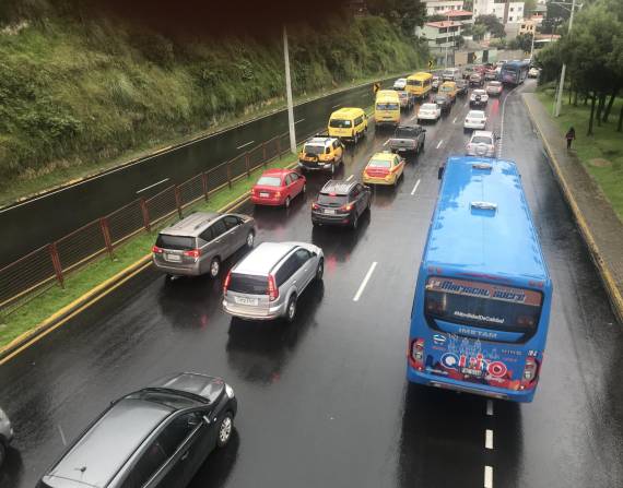 En la autopista General Rumiñahui hubo congestión la mañana de este martes 15 de marzo del 2022.