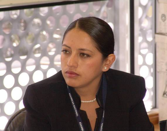 Paola Pabón siguió con expectativa la sesión del Pleno de la Asamblea Nacional