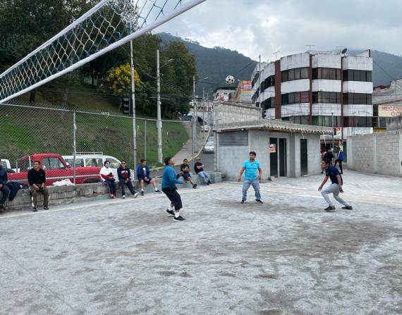 Vecinos se reúnen los fines de semana para jugar ecuavóley en La Comuna.