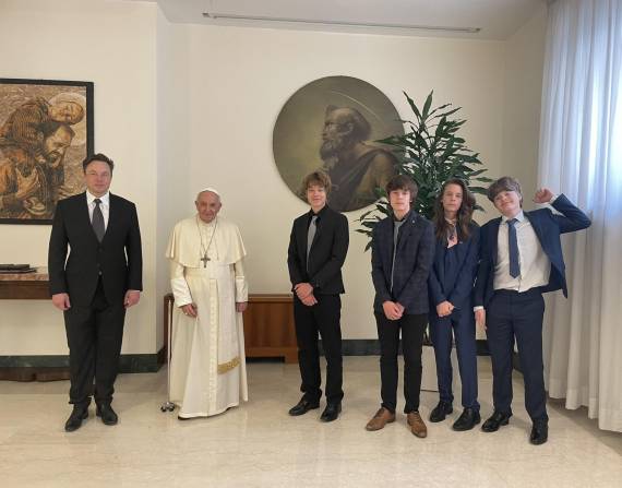 Elon Musk compartió una foto junto al papa Francisco y sus hijos.