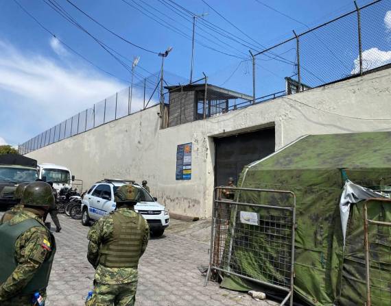 Militares custodian los accesos a la cárcel de El Inca, norte de la ciudad.