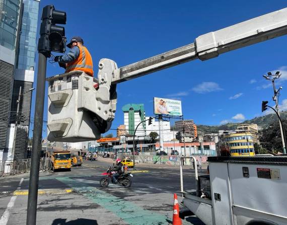 Obreros del Municipio repararon esta mañana el semáforo ubicado en la 6 de Diciembre y Tarqui.
