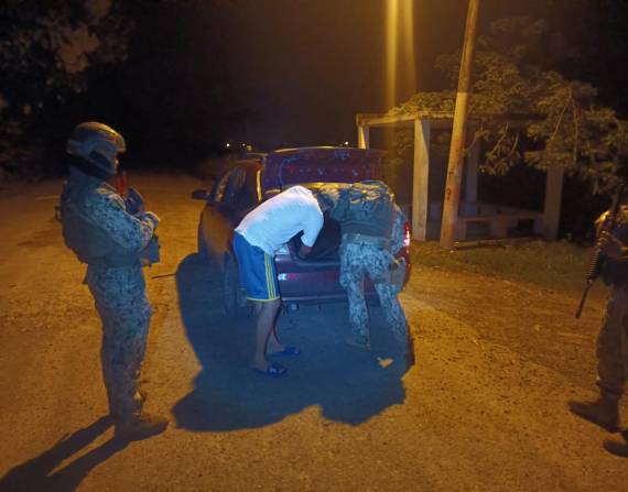 Los militares colaboran en operativos de control en Esmeraldas.