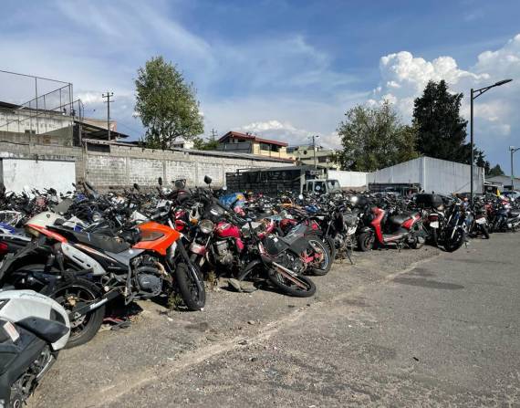 Miles de motocicletas y carros se encuentran en los nueve patios de retención de la capital.