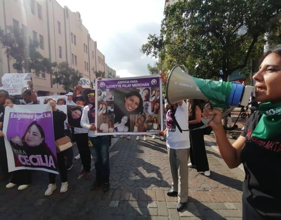 Marcha en conmemoración del Día Internacional de la Eliminación de la Violencia contra la Mujer en Guayaquil.