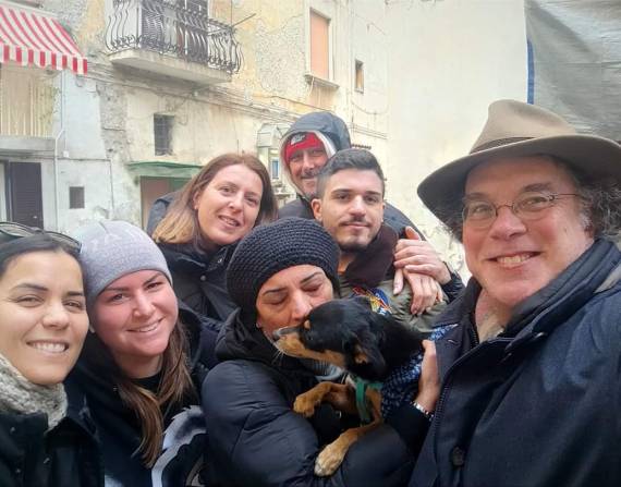 Voluntarios de Nápoles salieron a la calle para encontrar a Peppinielo, un perro de poco más de 3 kilos, abandonado tras la muerte de su dueño. EFE/ Voluntarios De Nápoles