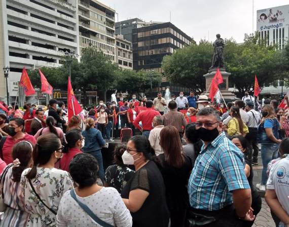 En Guayaquil, los maestros se movilizaron hacia la Gobernación del Guayas.