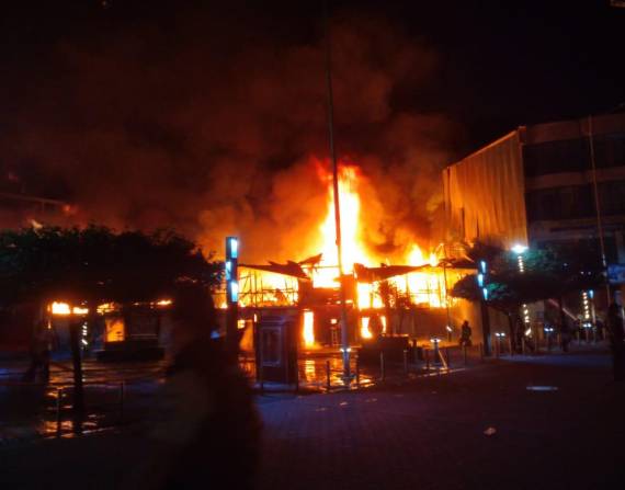 El fuego inició la noche de este jueves 14 de octubre.