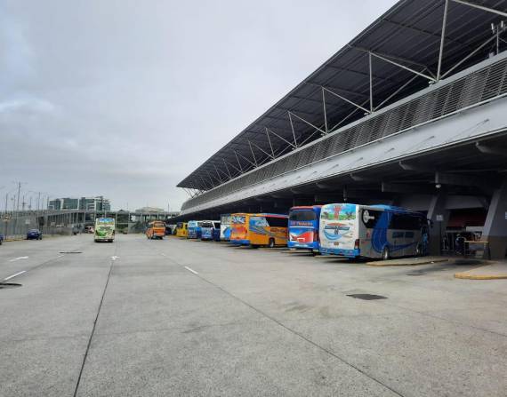 Más de 40 cooperativas que funcionan en la Terminal Terrestre de Guayaquil no están funcionando.