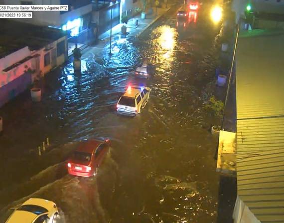 Calle Aguirre, en el oeste de Guayaquil, afectada por la marea alta.