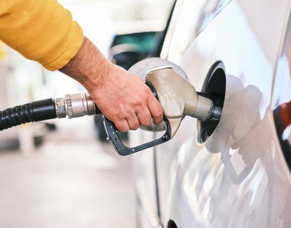 Imagen de una persona poníendole gasolina a su auto. Foto referencial.