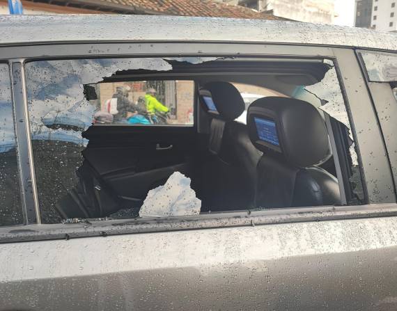 El auto del abogado fue atacado en Quito.