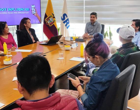 El director del SRI, Francisco Briones, se reunió con influencers en Quito para atender sus consultas.