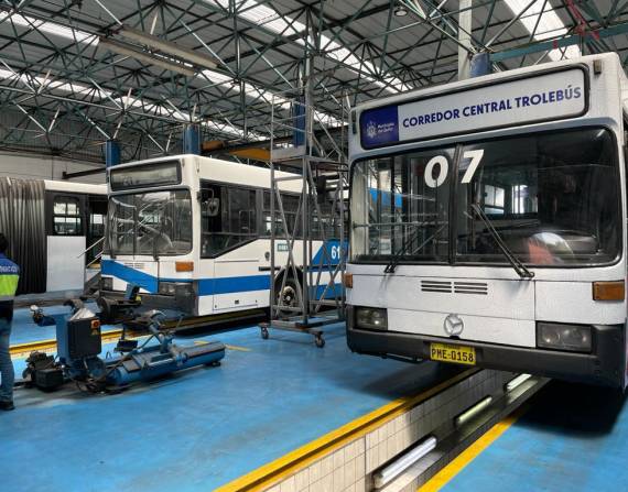 Dos unidades en la cochera del Trolebús ubicada en el sector El Recreo, sur de Quito.