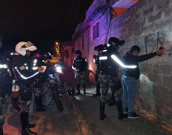 Los agentes policiales detuvieron a un sospechoso en San Pedro de Taboada.