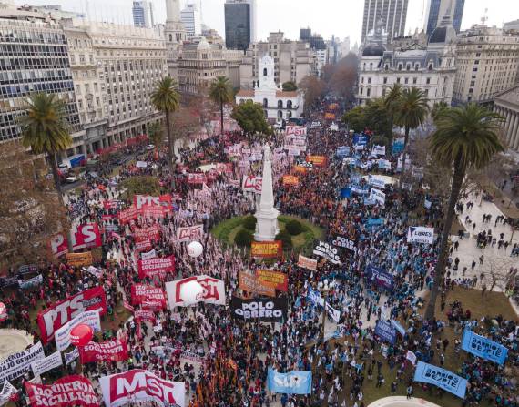 Manifestantes se reúnen en la Plaza de Mayo para expresar su rechazo al accionar del gobierno argentino .