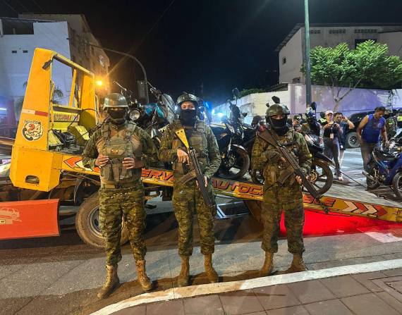 Miembros de las Fuerzas Armadas junto a las motocicletas retenidas.