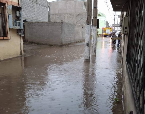 Agua y lodo ingresaron a casas en sectores del norte de Quito