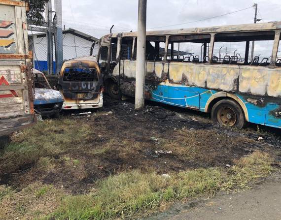 Cuatro vehículos particulares, dos patrulleros y dos motos habrían sido quemados y atacados.