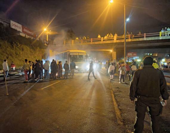 Los manifestantes obstaculizaron el paso en la autopista General Rumiñahui.