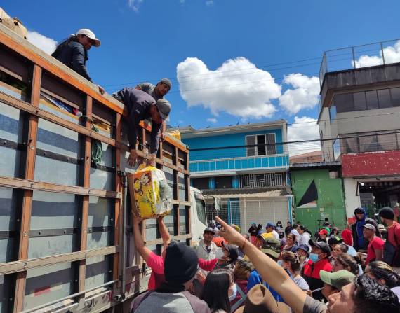 Paro nacional: lenta llegada de víveres y gas por 'corredores humanitarios' desespera y no alcanza para todos