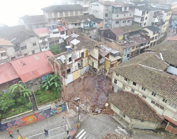 Colapsan viviendas por socavón en ciudad minera del sur de Ecuador. Foto: Fabricio Lapo/Ecuavisa