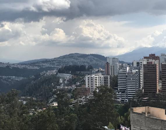 La tarde del lunes 14 de marzo del 2022 hubo sol en todo el Distrito Metropolitano de Quito.