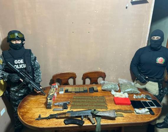 Agentes de la Policía incautaron varios indicios.