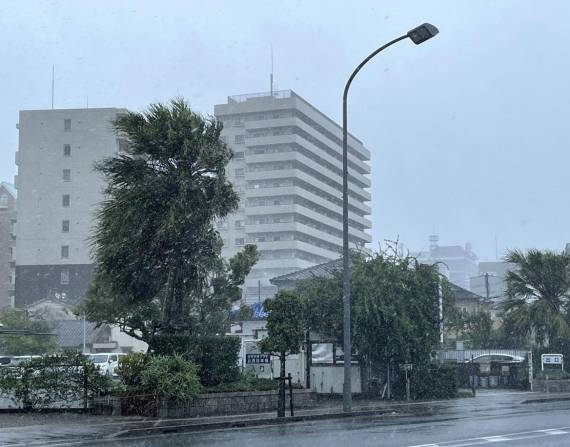 Los fuertes vientos generados por el tifón Nanmadol azotan Miyazaki, en la isla de Kyushu, en el suroeste de Japón, este domingo. EFE/EPA/JIJI PRESS