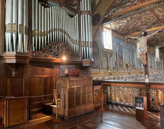El fray Ricardo Arias en el órgano tubular de la Iglesia de San Francisco