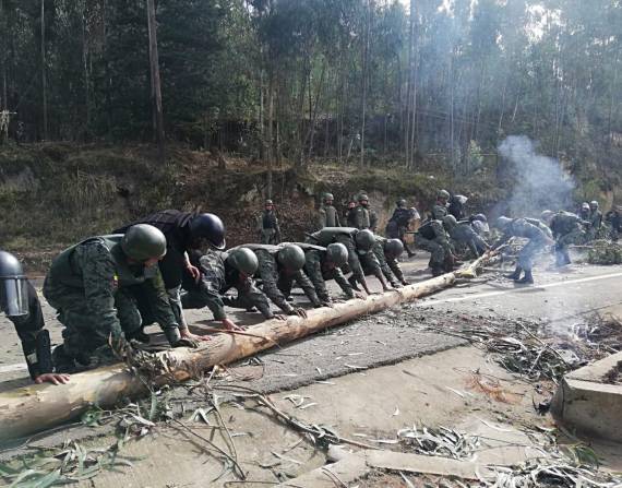 Las Fuerzas Armadas a través de la Brigada de Infantería N° 13 Pichincha en coordinación de la Policía Nacional procedieron al despeje de vías