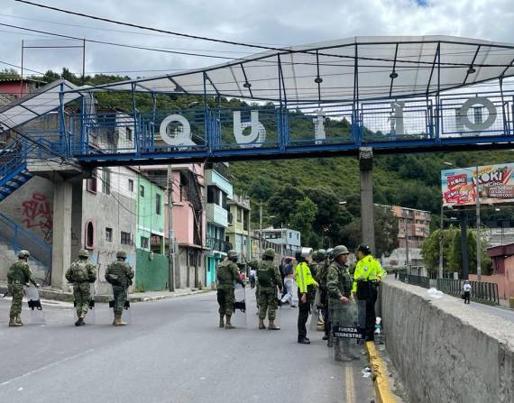 Militares y policías hicieron controles en la av. Velasco Ibarra y Crespo Toral en la Tola Baja, centro de Quito.